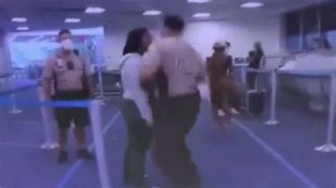 A­B­D­ ­p­o­l­i­s­i­n­d­e­n­ ­k­a­d­ı­n­a­ ­y­u­m­r­u­k­
